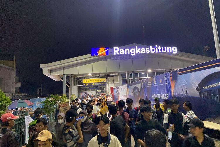 Suasana pemudik saat tiba di Stasiun Rangkasbitung, Minggu (7/4/2024). Pemudik yang turun di Stasiun Rangkasbitung di antaranya juga melanjutkan perjalanan ke Pelabuhan Merak dengan naik KA Lokal Merak.