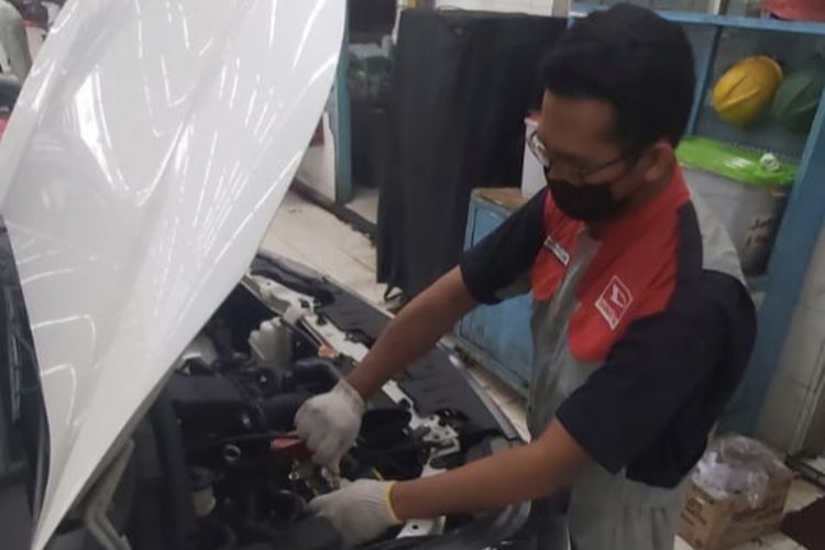 Mekanik Astra Daihatsu Majapahit sedang melakukan cek kondisi aki. 