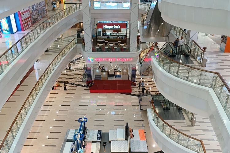 Suasana Mall Centre Point Medan tampak sepi, Jum'at (31/5/2024).  