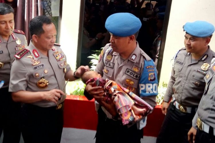Kapolri Jenderal Pol Tito Karnavian memotong rambut bayi bernama Muhammad Tito Karnavian yang digendong oleh Brigadir Nur Ali Suwandi. Turut menemani dalam acara potong rambut ini Kapolda DIY Brigjen Pol Ahmad Dofiri