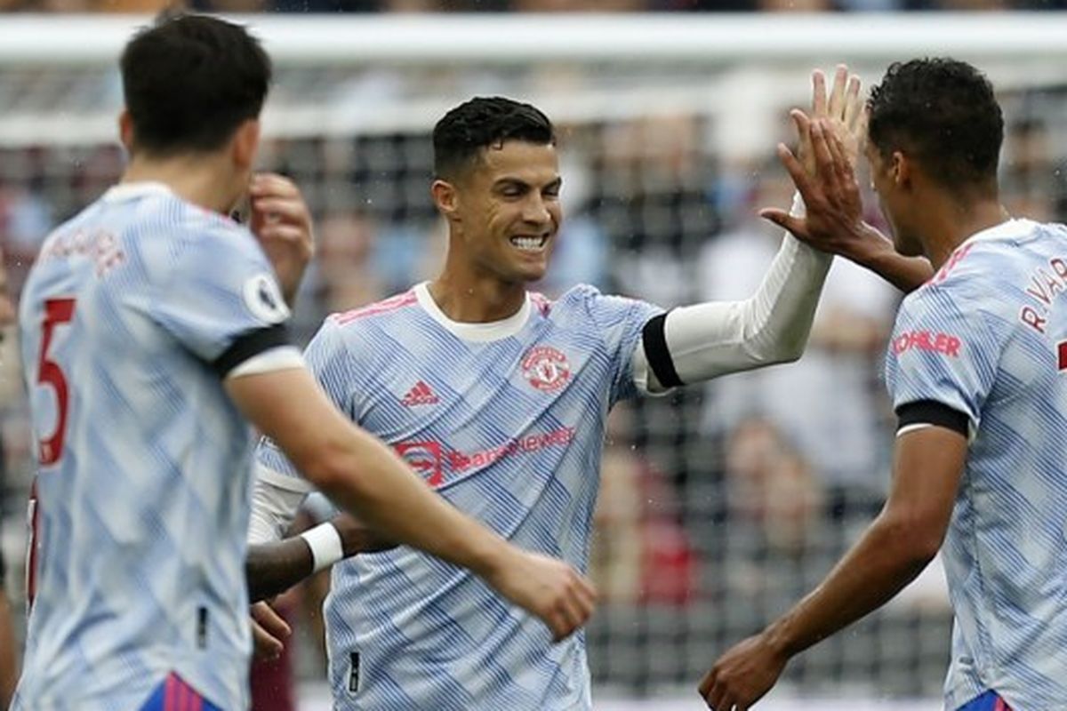 Penyerang Manchester United Cristiano Ronaldo merayakan gol ke gawang West Ham United pada laga lanjutan Liga Inggris di London Stadium, Minggu (19/9/2021) malam WIB.
