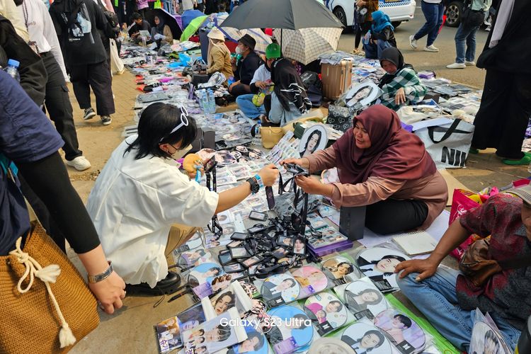 Pedagang berjualan merchandise berbau Suga dan BTS di konser Agust D di ICE BSD, Jumat (26/5/2023).