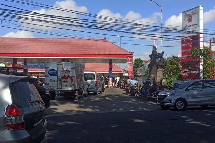 Sejumlah pengendara bermotor tampak mengantre di jalur pengisian ulang Pertalite di SPBU di Jalan Hayam Wuruk, Denpasar, pada Selasa (5/4/2022). Kompas.com/ Yohanes Valdi Seriang Ginta