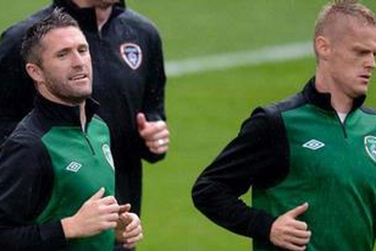 Bomber Republik Irlandia Robbie Keane (kiri) dan gelandang Damien Duff sedang melakukan pemanasan jelang latihan tim di Stadion Municipal, Poznan, Sabtu (9/6/2012). 