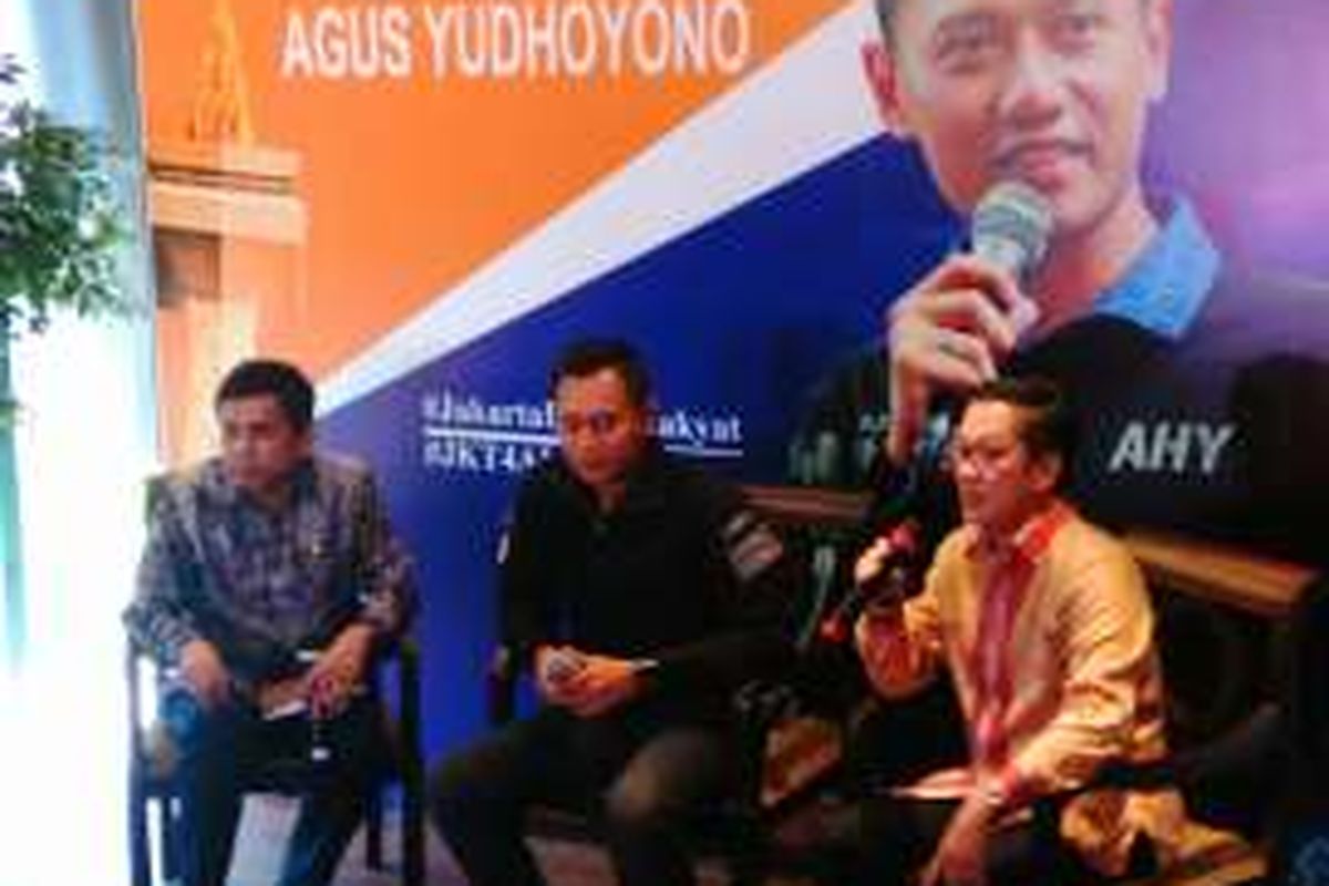 Agus Harimurti Yudhoyono (tengah), Sekjen Partai Demokrat Hinca Panjaitan dan juru bicara tim pemenangan Agus-Sylvi Riko Rustombi dalam jumpa pers 