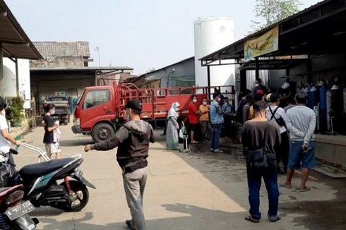 Imbas Langkanya Oksigen, Warga Antre Berjam-jam di Pos Pengisian Cakung