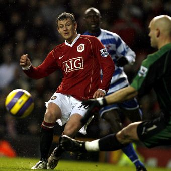 Pemain Manchester United, Ole Gunnar Solksjaer (kiri), melepaskan tembakan yang coba dihalau kiper Reading, Marcus Hahnemann. Bola mengenai tiang sebelum dilesakkan oleh Cristiano Ronaldo menjadi gol, dalam pertandingan Premier League di Old Trafford, Manchester, 30 Desember 2006. 