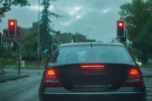 Berhenti di Lampu Merah, Baiknya Pakai Rem Tangan atau Rem Kaki? 