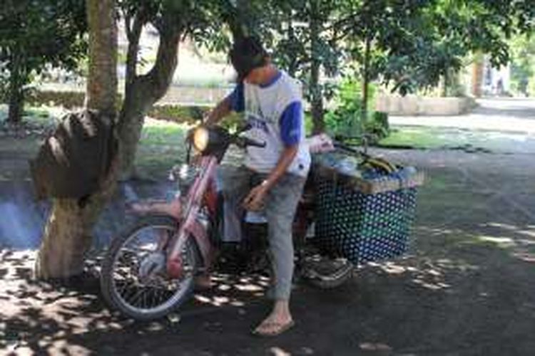 Permana Suskalanggeng saat akan berangkat dengan sepeda motor tuanya berkeliling desa-desa mencari rosokan