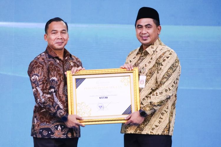 Wakil Gubernur (Wagub) Jateng Taj Yasin menerima penghargaan dari Mendukbangga/Kepala BKKBN Wihaji dalam rangkaian Diseminasi Nasional Pemutakhiran Pendataan Keluarga 2025 di Auditorium Kemendukbangga, Jakarta, Rabu (26/11/2025).