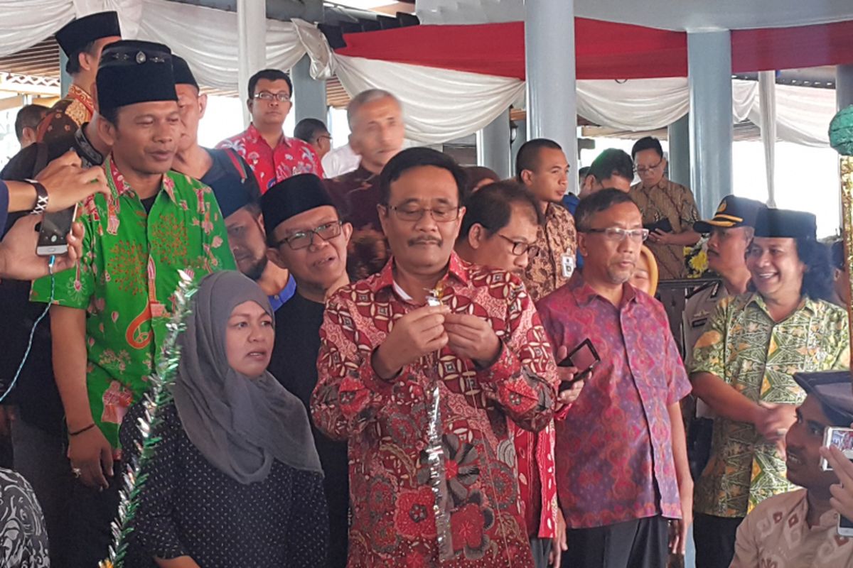 Gubernur DKI Jakarta Djarot Saiful Hidayat membuat ornamen kembang kelapa khas betawi saat meninjau persiapan final gelaran Lebaran Betawi di Perkampungan Budaya Betawi (PBB) Setu Babakan, Jagakarsa, Jakarta Selatan, pada Jumat (28/7/2017) sore. 