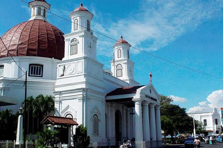 Salah satu sudut kawasan Kota Lama di Semarang, Jawa Tengah, Jumat (22/7/2016). Beberapa tahun terakhir, kawasan ini kian semarak. Semakin banyak bermunculan kafe-kafe, restoran, tempat hiburan, dan galeri seni di distrik bersejarah yang dibangun sekitar abad ke-17 tersebut. Para pemiliknya merestorasi sejumlah bangunan yang sebelumnya terbengkalai dengan biaya miliaran rupiah. Namun, masih ada juga titik-titik kumuh dan rawan kriminal yang mengganggu pariwisata.