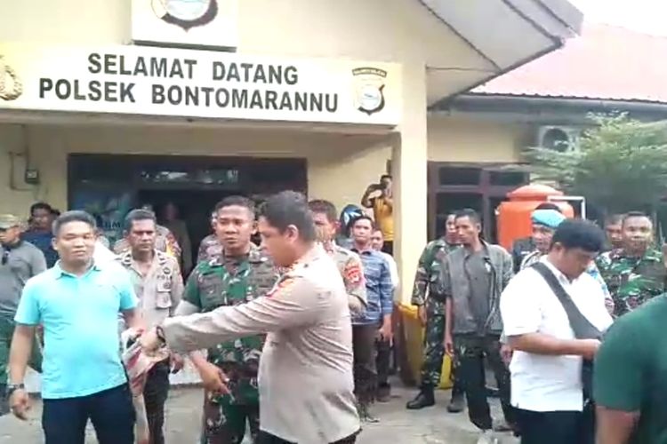 Kapolres Gowa, Sulawesi Selatan, AKBP Leonard Simanjuntak tengah memimpin proses evakuasi terhadap pria yang telah melakukan pembacokan terhadap aparat TNI. Rabu, (15/3/2023)