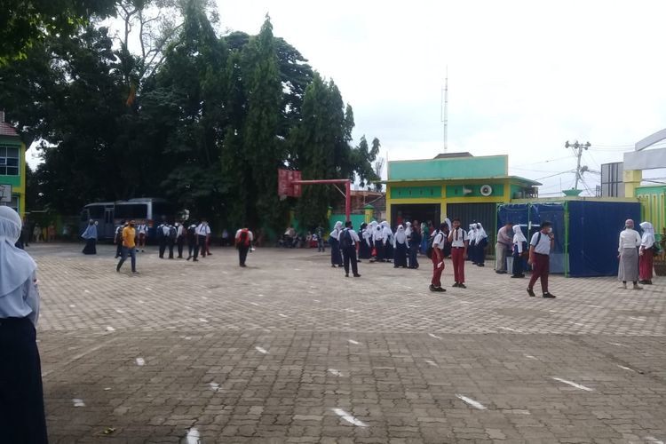 Sejumlah anak SMP 1 Kota Jambi tampak berkerumun dan tidak menjaga jarak