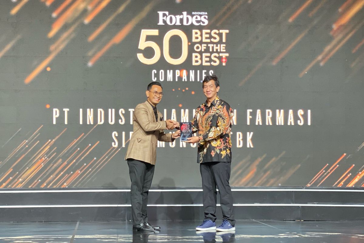 Manager Marketing Sido Muncul Mario Hidayat (kanan) menerima penghargaan The Best 50 Public Listed Companies 2022 dari Forbes Indonesia di Jakarta, Kamis (10/11/22).