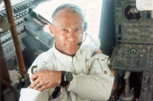 Debu Bulan yang Dikumpulkan Neil Armstrong Terjual Rp 7,2 Miliar