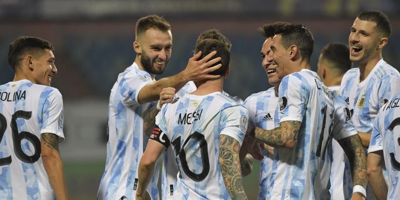 Lionel Messi merayakan gol bersama rekan setimnya dalam pertandingan Argentina vs Ekuador pada perempat final Copa America 2021 di Stadion Olimpico Pedro Ludovico, Brasil, Minggu (4/7/2021) pagi WIB.