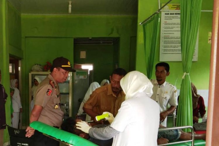Dokter di Puskesmas Julok, memeriksa jenazah Sugiarto, sopir truk yang tewas karena keseterum listrik di Aceh Timur, Senin (15/10/2018)
