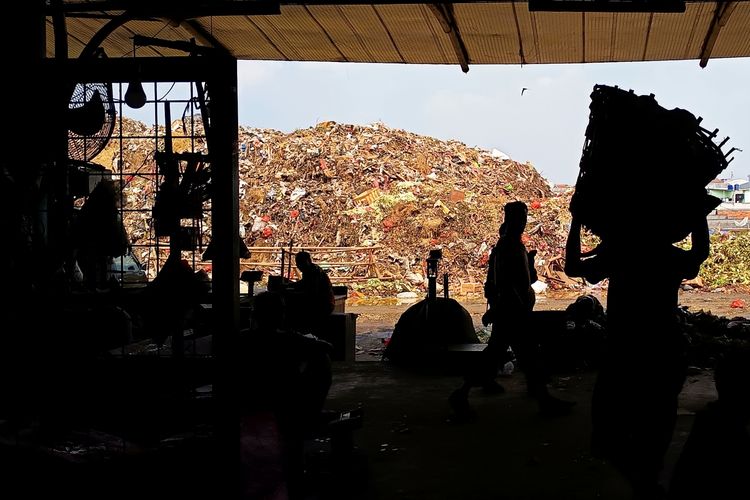 Penampakan Gunungan Sampah di Pasar Induk Kramat Jati, Capai 6.970 Ton