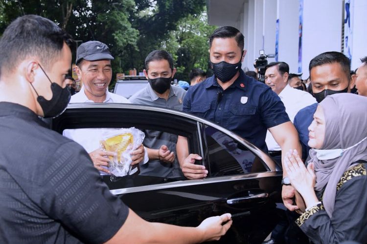 Presiden Jokowi mencicipi keripik tempe berkualitas ekspor milik pelaku Usaha Mikro, Kecil dan Menengah (UMKM) di Stadion Madya Gelora Bung Karno, Jakarta, Jumat (13/1/2023).