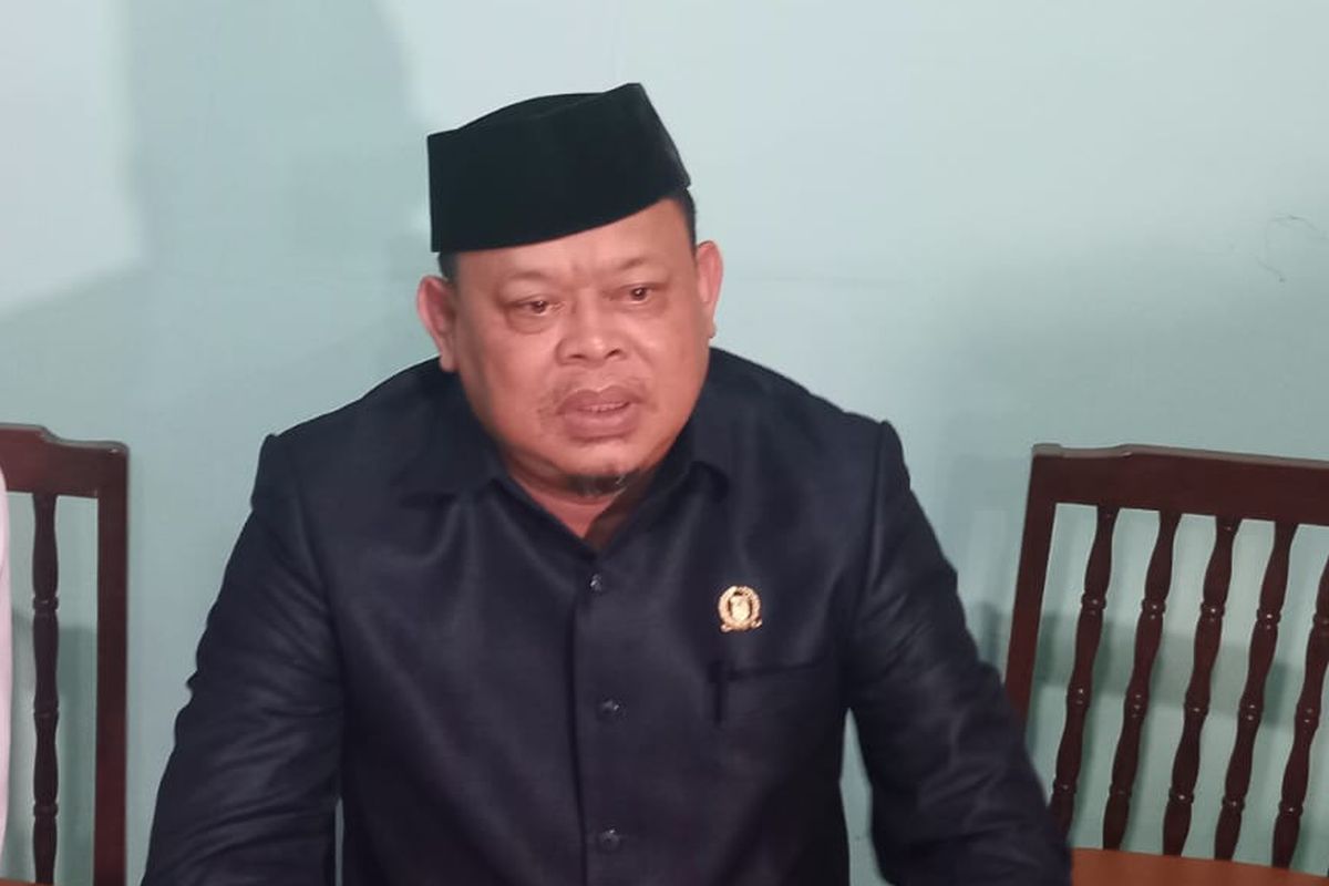 Anggota Dewan Perwakilan Rakyat Daerah (DPRD) Kota Depok  dari Fraksi Golkar, Tajudin Tabri saat konferensi pers terkait video viral yang mempertontonkan dirinya yang menyuruh sopir truk untuk push up hingga berguling-guling di Jalan Krukut, Limo, Depok pada Jumat (23/9/2022).