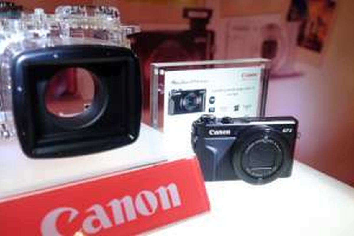 Canon G7X Mark II bersama dengan waterproof case yang dirancang untuknya.