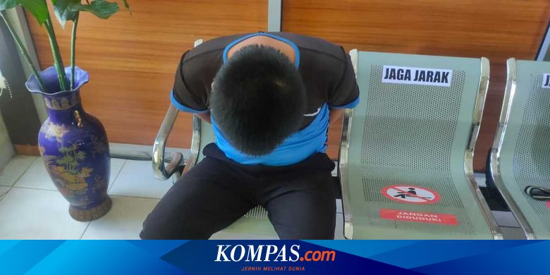Terpengaruh Film Porno Mahasiswa Ini Remas Payudara Perempuan Yang Lagi Jogging Apalagi kedua tangannya yang sedang memijat menekan buahdadanya dari samping sehingga gunung kembar yang buah dada dedeh yang padat berisi memang sangat menarik hasrat lelaki. terpengaruh film porno mahasiswa ini