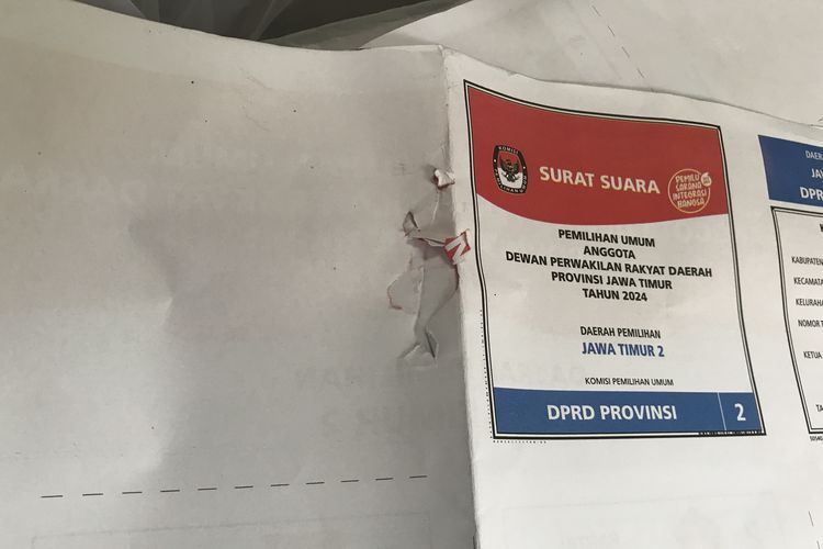 Surat suara yang ditemukan rusak di KPU Sidoarjo, Jawa Timur, Rabu (3/1/2024)