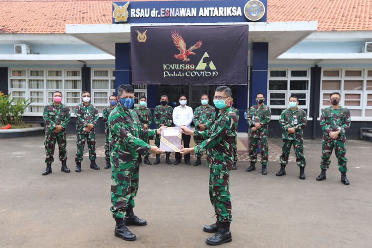 Rumah Sakit Angkatan Udara (RSAU) dr Esnawan Antariksa, Halim Perdanakusuma, Jakarta Timur, menerima bantuan 200 APD dari Keluarga besar Alumni AAU 1989 (Icarus 89).