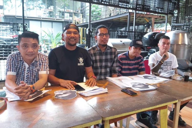 Para korban dari Buluk eks Superglad atas kasus penipuan dan atau penggelapan investasi beras bulog Cirebon saat jumpa pers di kawasan Cilandak, Jakarta Selatan, Sabtu (4/6/2022).