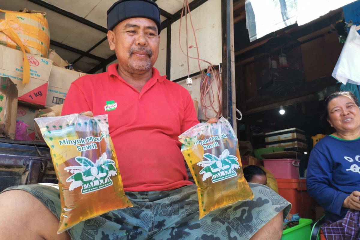 Salah satu penjual Sembako di Pasar tradisional Inhutani Nunukan H.Jumri mengakui harga minyak goreng Malaysia sedang turun karena stok melimpah. Saat ini, harga minyak goreng Malaysia Rp 21.000 dari harga normal Rp 24.000