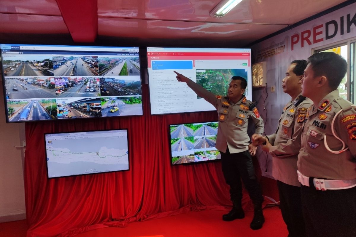 Kapolresta Cirebon Kombes Pol Arif Budiman menunjukkan aplikasi Elang Sangkan di Ruang Taktis, Pos Pemantauan Gerbang Palimanan Tol Cipali, Kecamatan Palimanan, Kabupaten Cirebon, Jabar, Selasa (11/4/2023). Aplikasi Elang Sangkan akan memantau pergerakan kendaraan di 74 titik arus mudik.