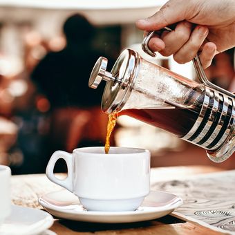 Selepas menyeduh kopi pagi, simpan ampas kopinya untuk berbagai kebutuhan rumah seperti mengusir serangga dan menghilangkan bau tak sedap.