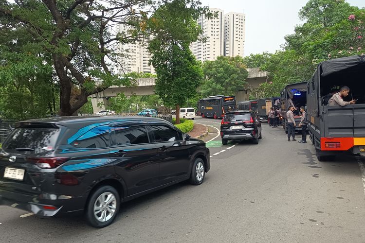 Jelang Demo Mahasiswa, Semanggi Arah Bundaran HI Ditutup, Brimob Siaga di Lokasi
