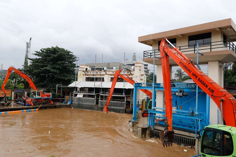 Kondisi ketinggian muka air di Pintu Air Manggarai, Jakarta (Selasa (25/2/2020). Hujan yang mengguyur Jabodetabek pada Senin (24/2/2020) malam hingga Selasa (25/2/2020) pagi membuat sejumlah wilayah kebanjiran.