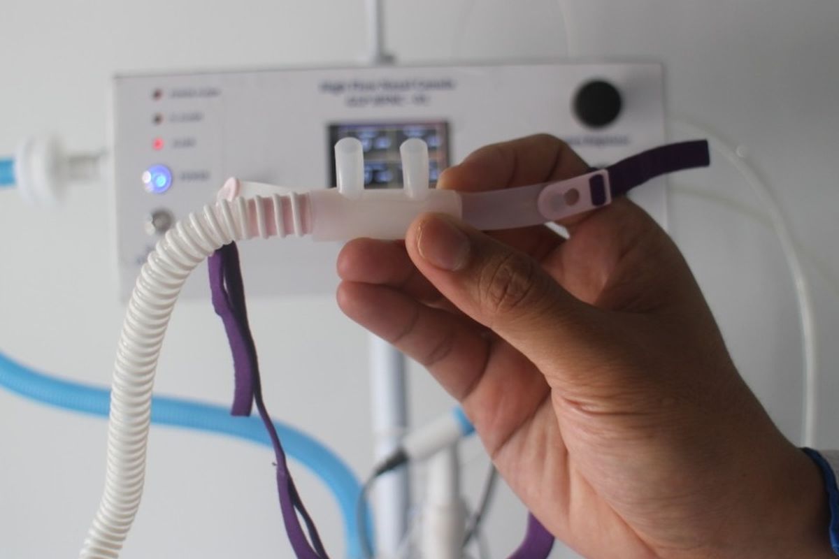 Lembaga Ilmu Pengetahuan Indonesia (LIPI) menginovasikan alat terapi oksigen beraliran tinggi. Alat terapi oksigen beraliran tinggi ini adalah yang pertama di Indonesia. Alat yang juga dikenal sebagai High Flow Nasal Cannula (HFNC) adalah yang pertama berhasil lolos uji dari Balai Pengamanan Fasilitas Kesehatan Kementerian Kesehatan