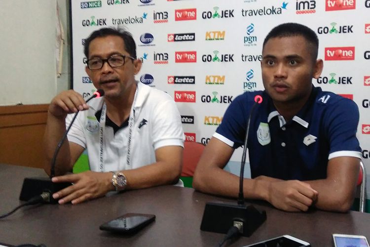 Pelatih Persela Lamongan Aji Santoso (kiri) dan Saddil Ramdani, usai laga kontra Semen Padang, Minggu (15/10/2017).