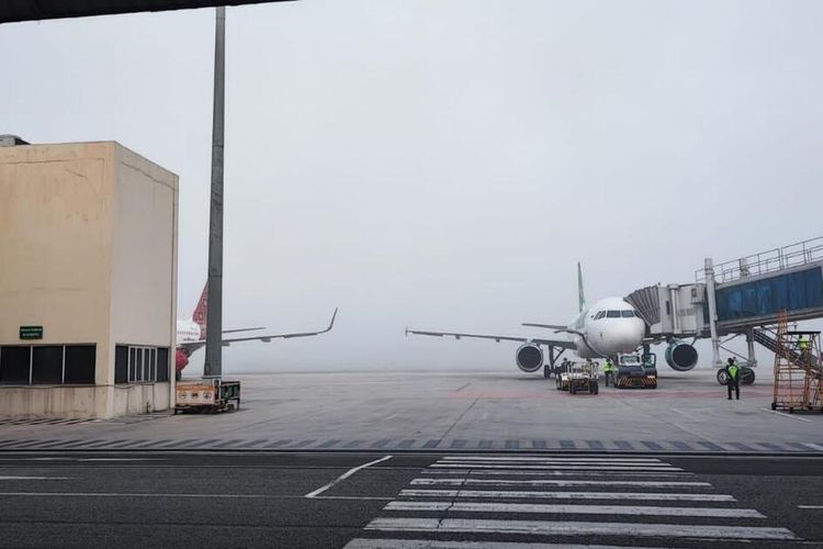 Pesawat di Bandara SSK II Pekanbaru menunggu cuaca normal setelah kabut tebal melanda Kota Pekanbaru, Riau, Senin (12/9/2022) pagi.