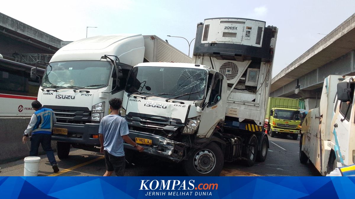 3 Truk Kecelakaan di Tol Jakarta-Cikampek, Lalu Lintas Sempat Macet