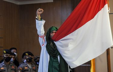 Terdakwa kasus dugaan penyebaran berita bohong Bahar Bin Smith mencium bendera merah putih saat menjalani sidang lanjutan dengan agenda pembacaan putusan di Pengadilan Negeri Bandung, Jawa Barat, Selasa (16/8/2022). Dalam sidang tersebut, Majelis Hakim memvonis Bahar Bin Smith dengan 6 bulan 15 hari kurungan penjara karena Bahar Bin Smith dinilai menyiarkan kabar tidak pasti sehingga dapat menerbitkan keonaran di kalangan rakyat. 