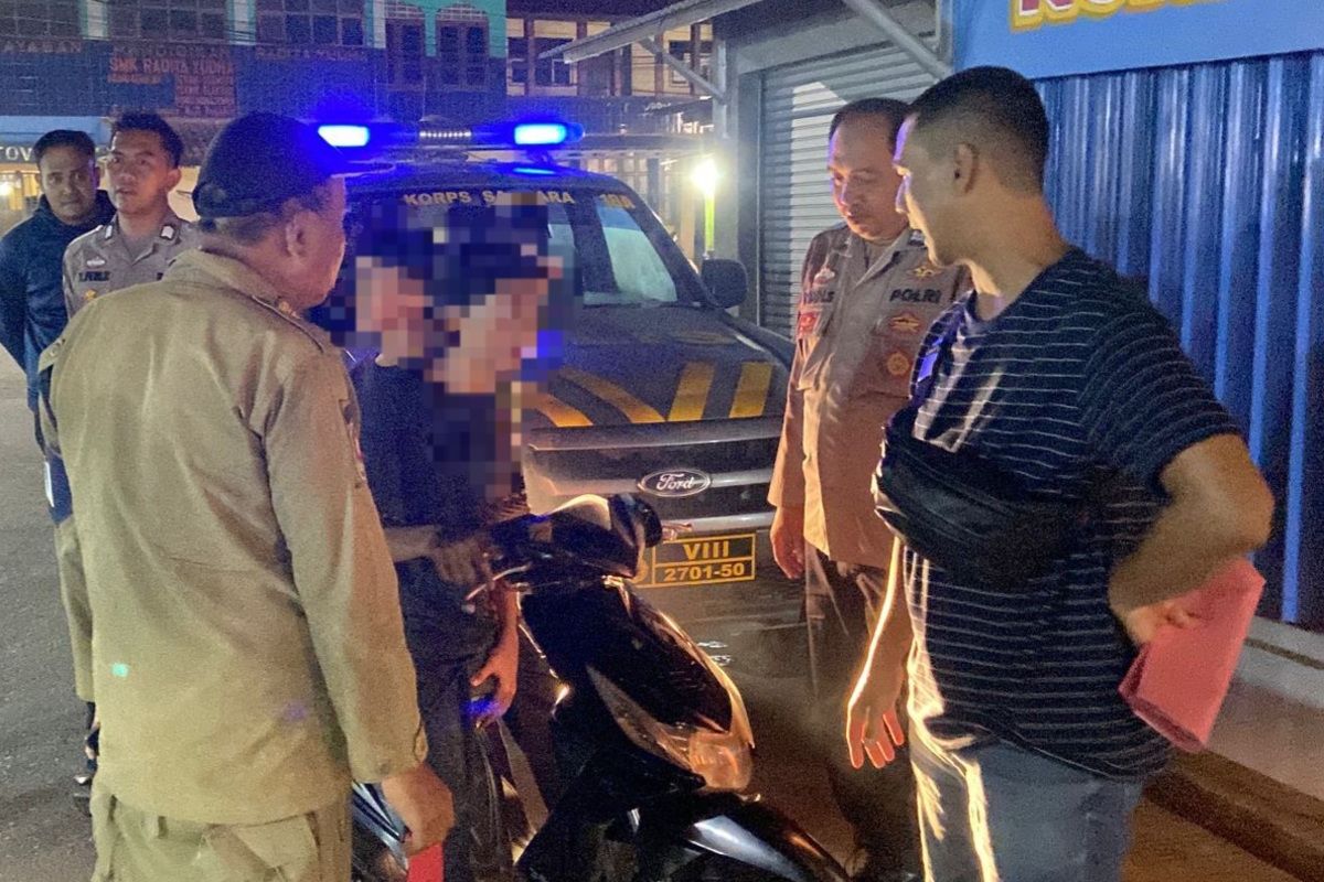 Patroli jam malam pelajar di Subang, Jawa Barat, Senin (2/6/2025) malam.