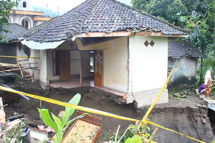 Lombok Barat, inilah rumah warga di Desa Lembah Sari,  Kecamatan Gunung Sari, Lombok Barat yang ambrol karena longsor dan tanah yang labil. Longsor terjadi setelah hujan deras seoabjabg hari Rabu hingga Kamis (1/2)