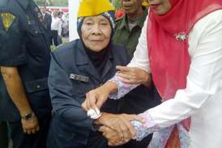 Wal Hatiah, salah satu dari janda pejuang yang hadir saat HUT ke-71 RI yang dituntun keluarganya ketika hendak berpose dengan Walikota Bima, H Qurais H Abidin, Rabu (17/8/2016) 