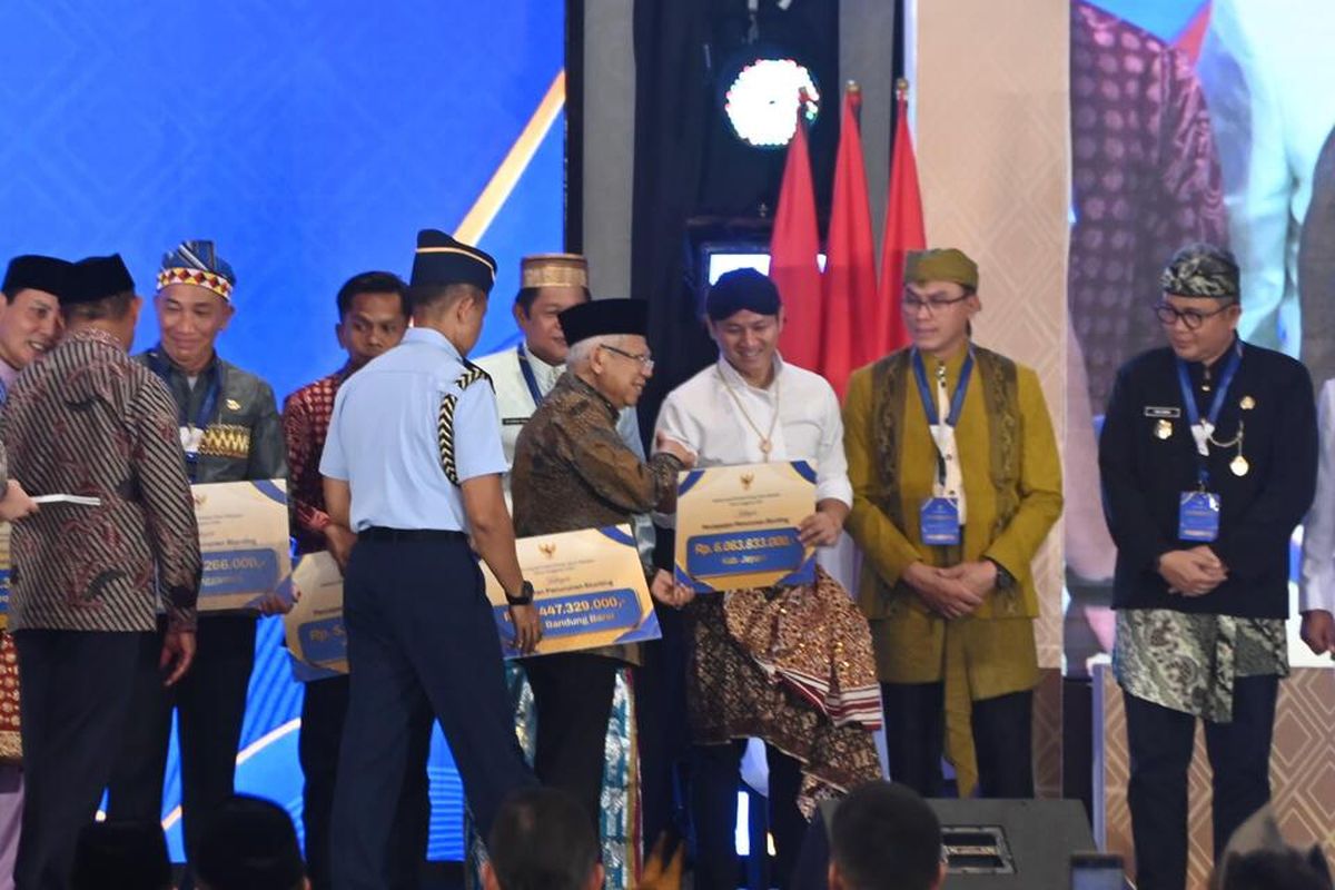 Bupati Trenggalek menerima penghargaan intensif fiskal penurunan stunting dari Wapres RI Ma'ruf Amin, di jakarta, Rabu (4/9/2024). 