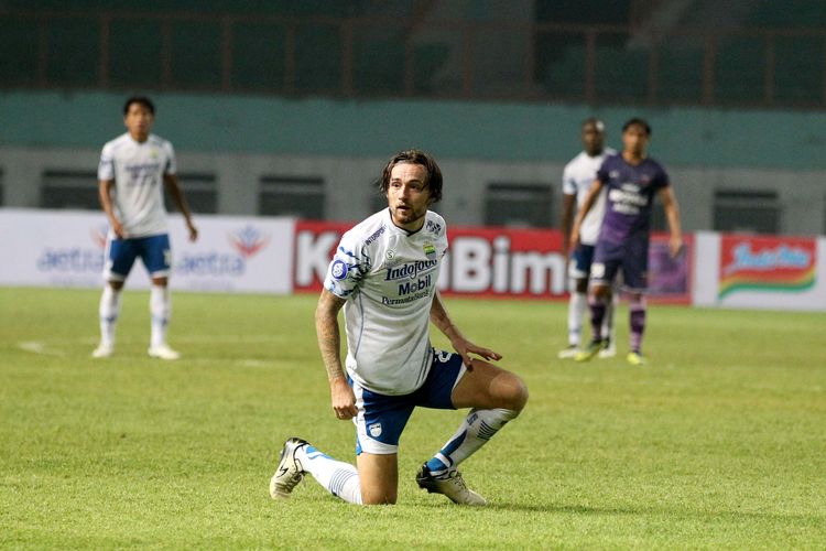 Pemain Persib Bandung Marc Klok saat pekan 2  Liga 1 2021-2022 melawan Persita Tangerang yang berakhir dengan skor 1-2 di Stadion Wibawa Mukti Bekasi, Sabtu (11/9/2021) malam.
