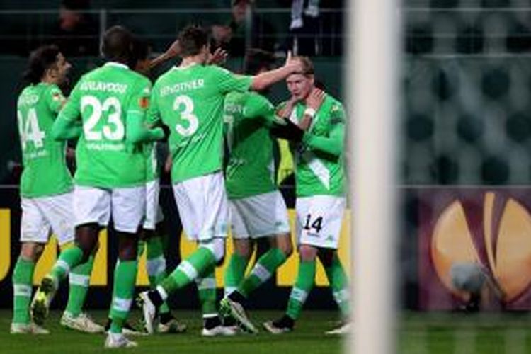Para pemain Wolfsburg merayakan gol Kevin de Bruyne ke gawang Inter Milan di leg pertama babak 16-besar Europa League, Kamis (11/3/2015).