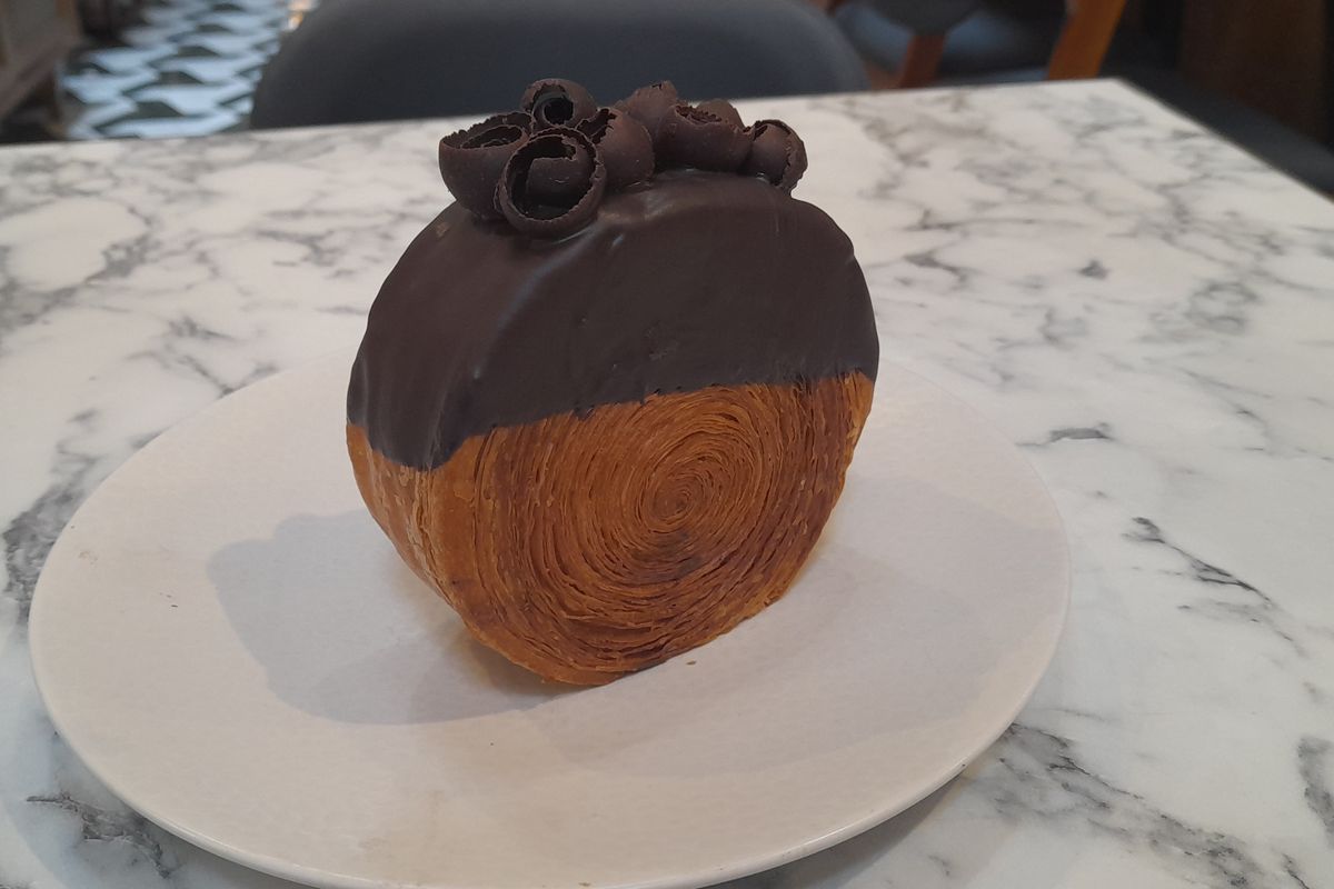 Chocolate Cromboloni di Bakerzin Kota Kasablanka.