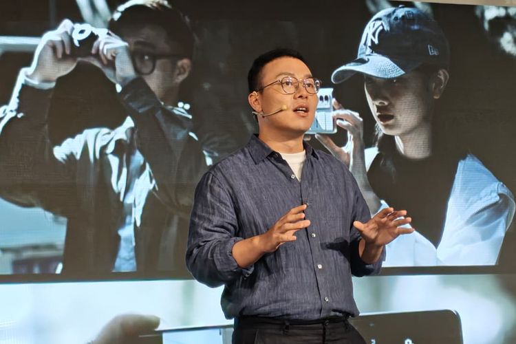 Chase Xu, Vice President and CMO Realme, secara resmi mengumumkan kerja sama antara Realme dengan Ricoh Imaging Strategy LTD dalam menghadirkan teknologi kamera GR di Ponsel GT 8 Pro. Acara pengumuman ini diselenggarakan di Lidu International Art Center, Beijing, China, Selasa (14/10/2025).