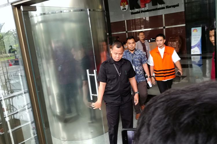 Gubernur Nonaktif Jambi Zumi Zola usai melakukan perpanjangan masa penahanan di gedung KPK, Jakarta, Kamis (26/4/2018)