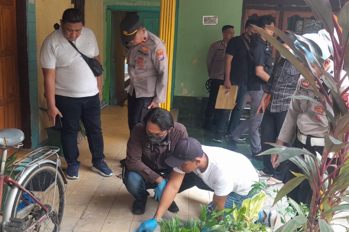 LOKASI KEJADIAN—Aparat Polres Ngawi melakukan olah tempat kejadian perkara pada kasus tewasnya seorang nenek pemilik kos di Desa Beran, Kecamatan Ngawi, Kabupaten Ngawi, Jawa Timur.
